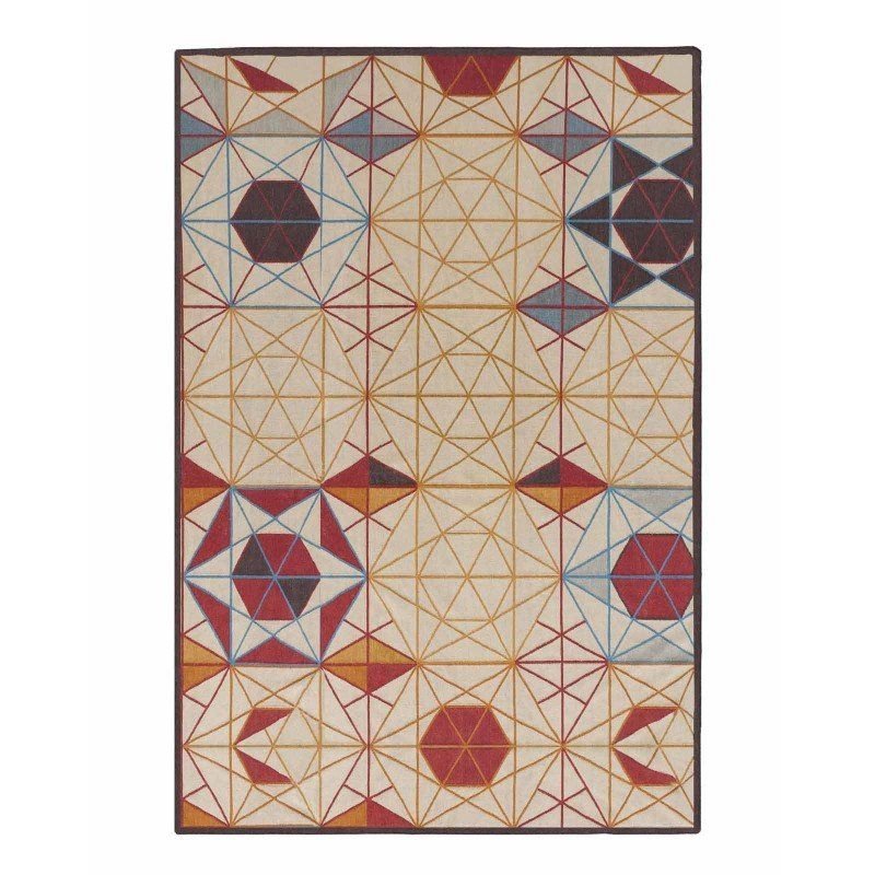 Ein Teppich mit einem geometrischen Muster darauf