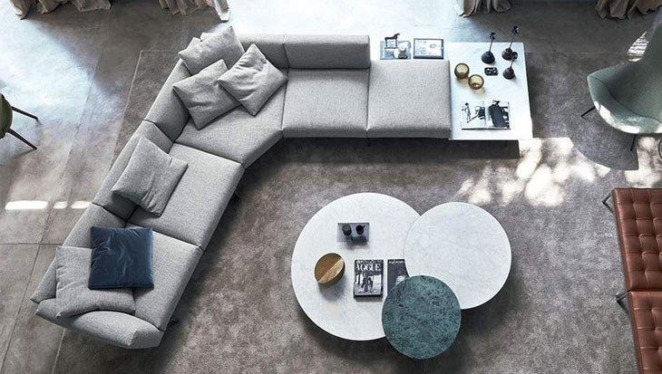 Ein Wohnzimmer mit einer großen Sofagarnitur und einem Couchtisch