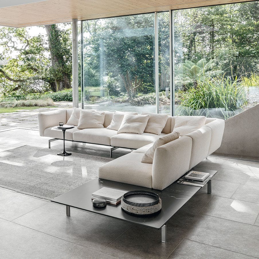 Ein Wohnzimmer mit einer Couch und einem Couchtisch
