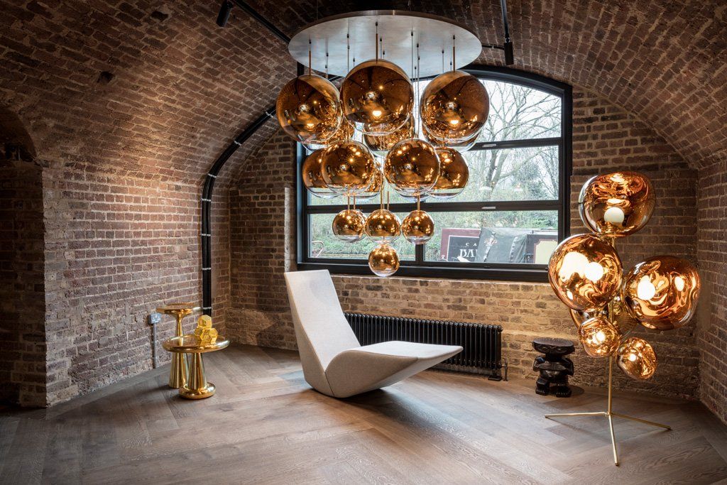 Ein Wohnzimmer mit einem Stuhl und einem Kronleuchter