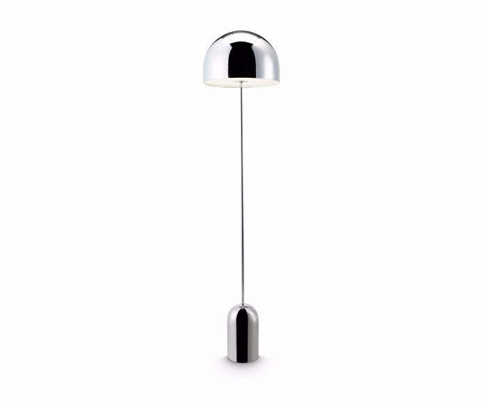 Eine verchromte Stehlampe mit schwarzem Sockel auf weißem Hintergrund.