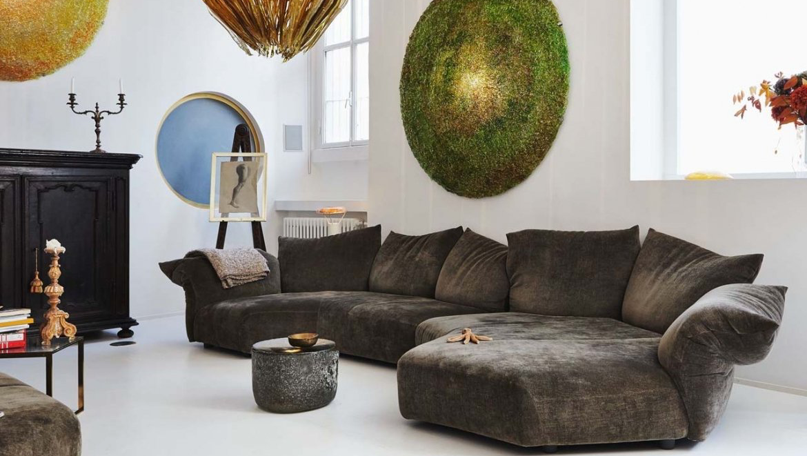 Ein Wohnzimmer mit einer großen Sofagarnitur