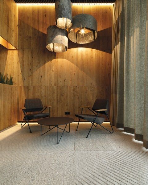 Ein Raum mit Holzwänden und Stühlen und einem Tisch
