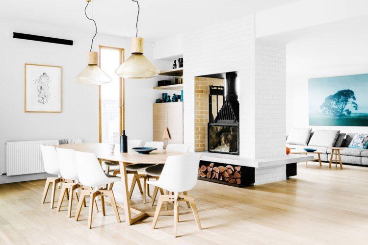Ein Esszimmer mit Tisch und Stühlen und einem Kamin