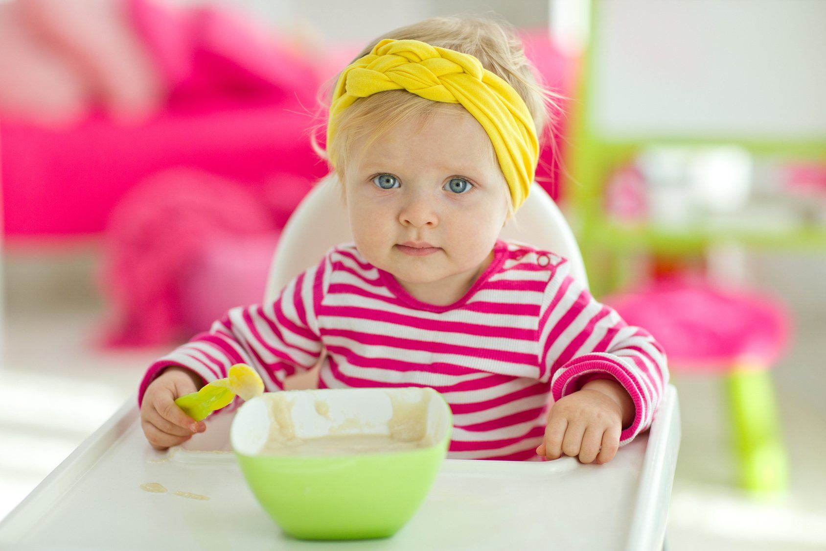 neonato mentre mangia un omogeneizzato