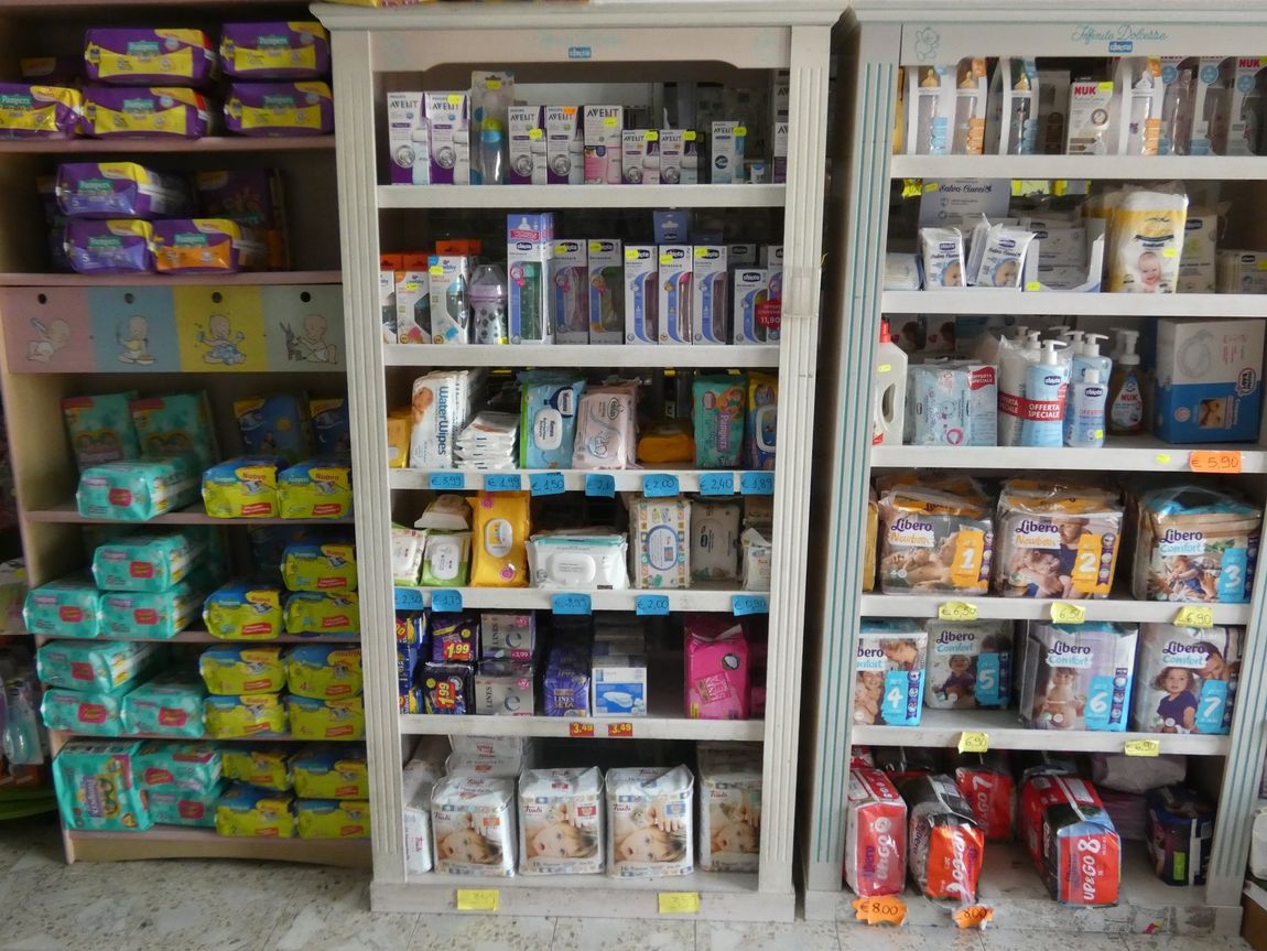 parete con prodotti per l'infanzia