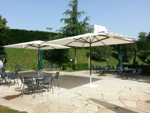 Locale con ombrelloni Locale con ombrelloni