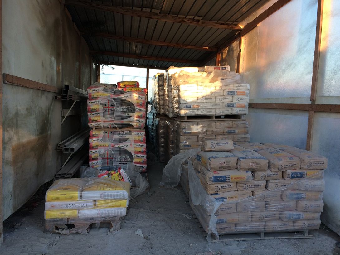 bancali con materiali per l'edilizia