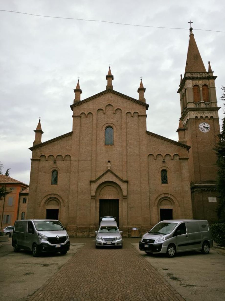 Chiesa con auto funebri
