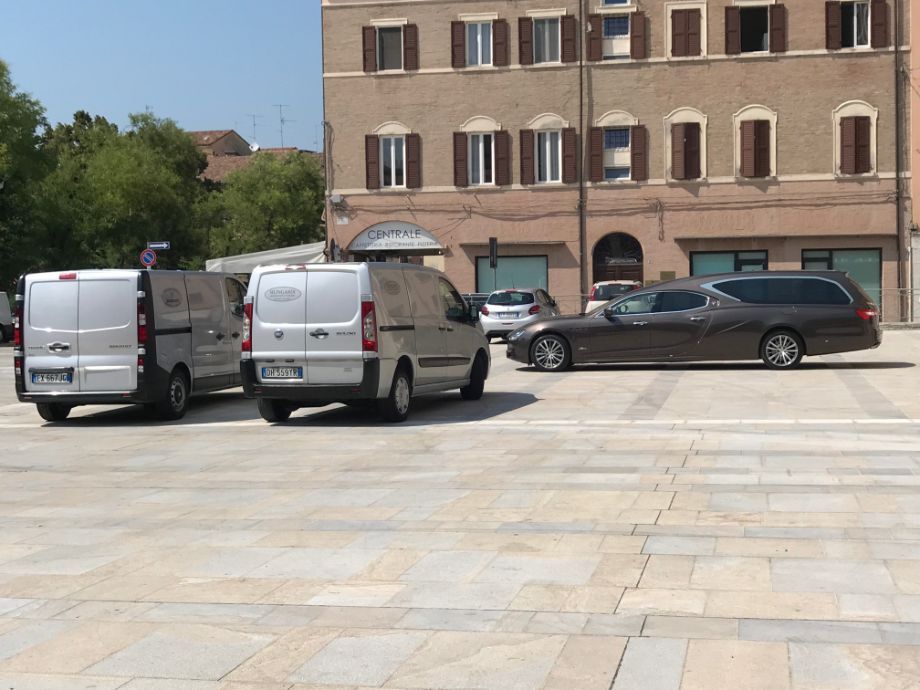 Mezzi dell'agenzia funebre