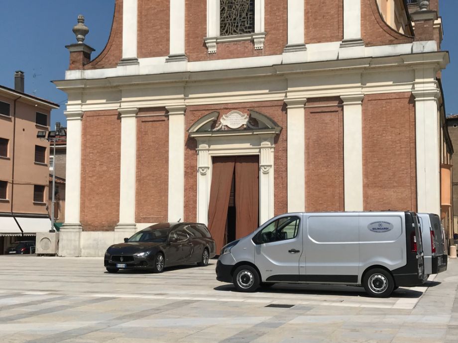 Mezzi dell'agenzia di pompe funebri