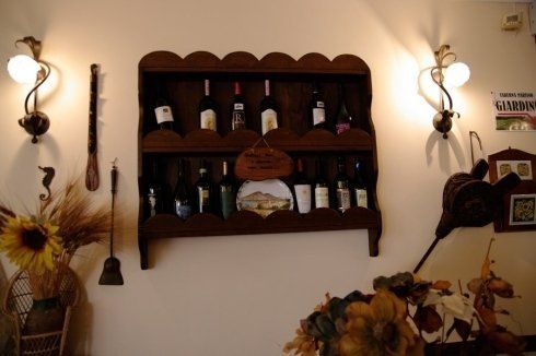scaffale di vino