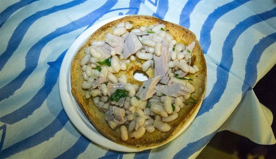 bruschettone tondo con fagioli bianchi