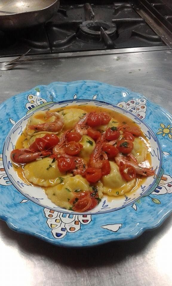 ravioli di pesce con pomodori