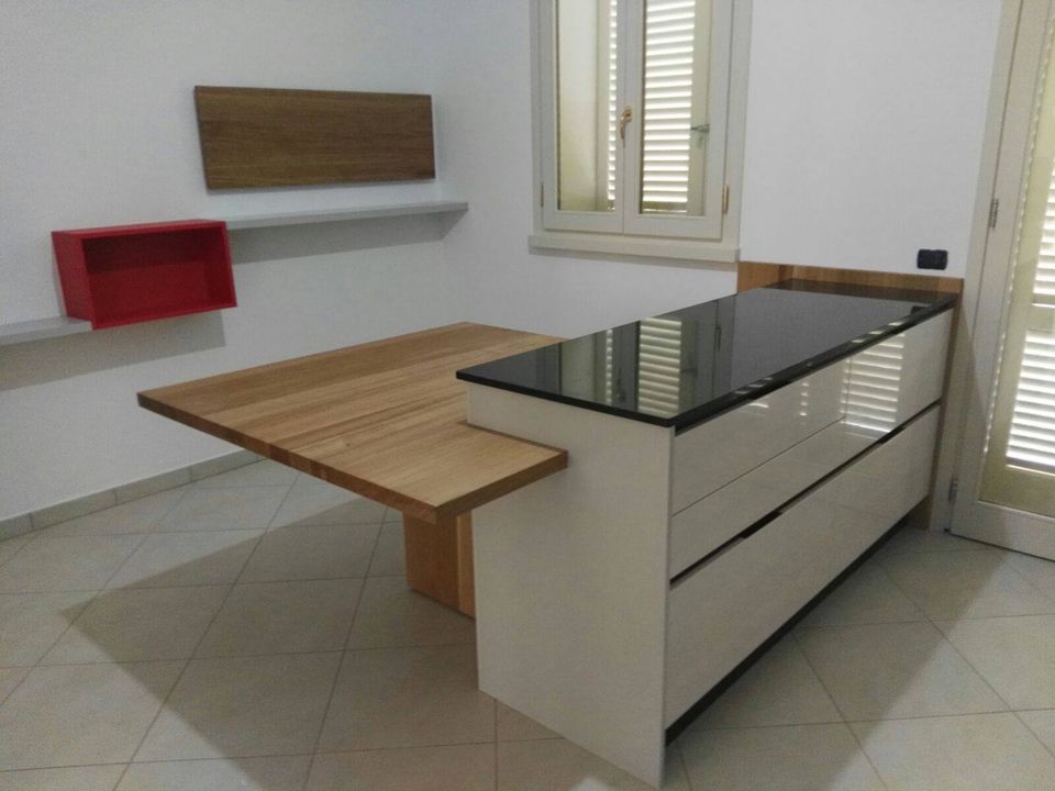 area relax con arredi bianchi e neri e dettagli gialli