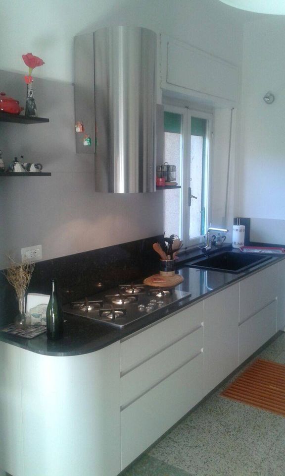 salotto con divano beige e arredi moderni