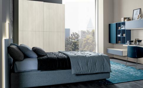 letto con struttura in legno e biancheria bianca