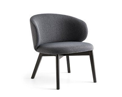 Poltrona imbottita grigia con gambe in legno scuro.