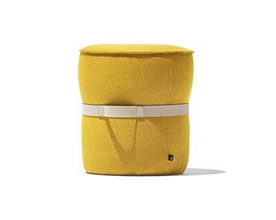 Pouf imbottito giallo con una fascia bianca al centro, su sfondo bianco.