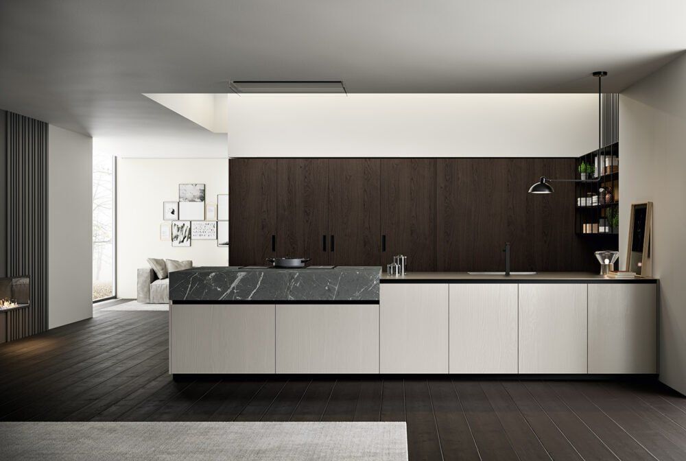 Cucina moderna con mobili in legno scuro, mobili base bianchi e isola in marmo grigio.