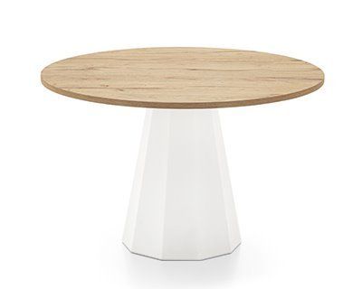 Tavolo rotondo con piano in legno e base a piedistallo geometrica bianca.