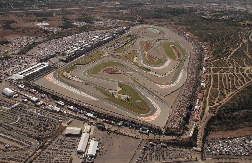 Luchtfoto van het Circuit Ricardo Tormo in Valencia, Spanje, met een racecircuit omgeven door tribunes, parkeerplaatsen en faciliteiten.
