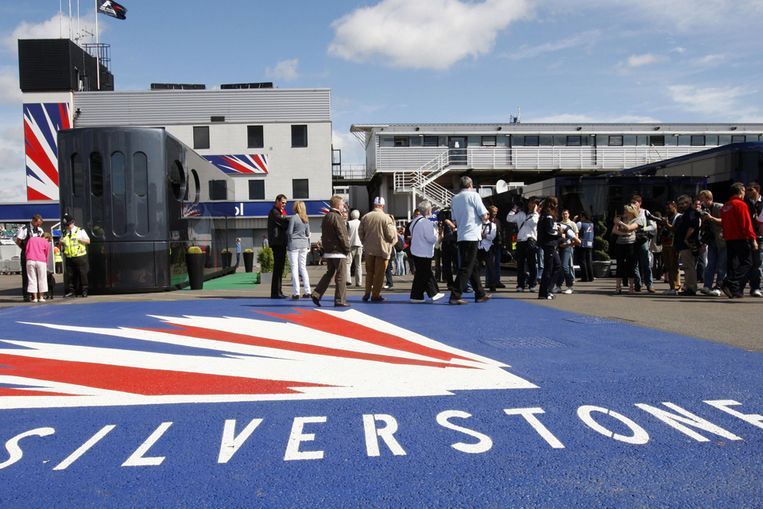 De ingang van het Silverstone-racecircuit met het ontwerp van de Britse vlag en de tekst 