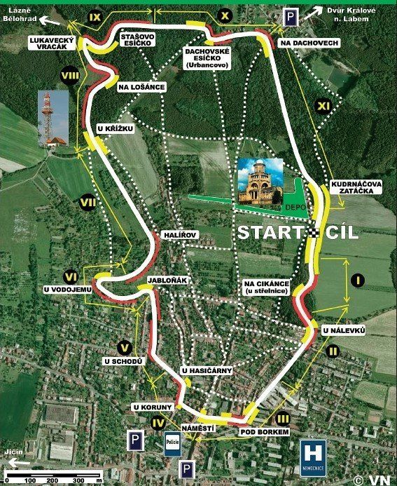 Kaart van een hardloopparcours in een stad, gemarkeerd met een geel en rood pad. Geeft controlepunten en locaties zoals een kerk en een uitkijktoren weer.