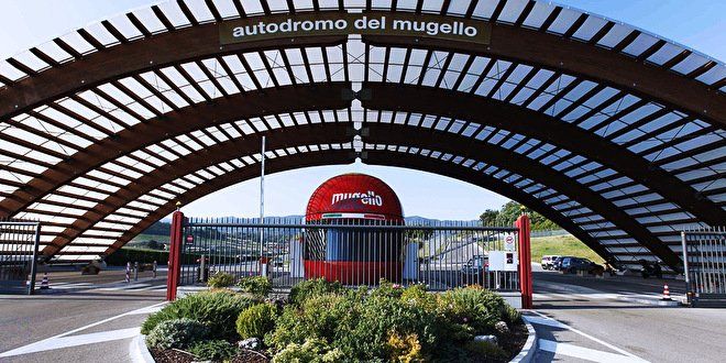 Toegangspoort van het circuit Autodromo del Mugello. Een grote boog met de naam van het circuit overspant de ingang.