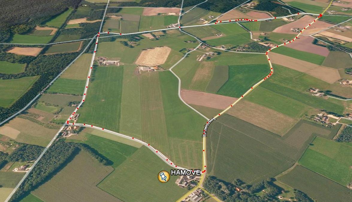Luchtfoto van het landelijke landschap met velden, wegen en een klein dorpje met de naam