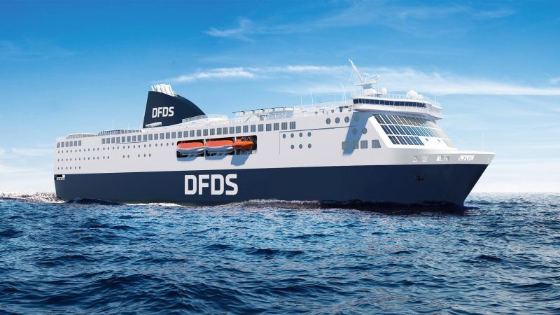 DFDS-veerboot vaart over een blauwe zee onder een heldere hemel. Het schip is wit en donkerblauw.