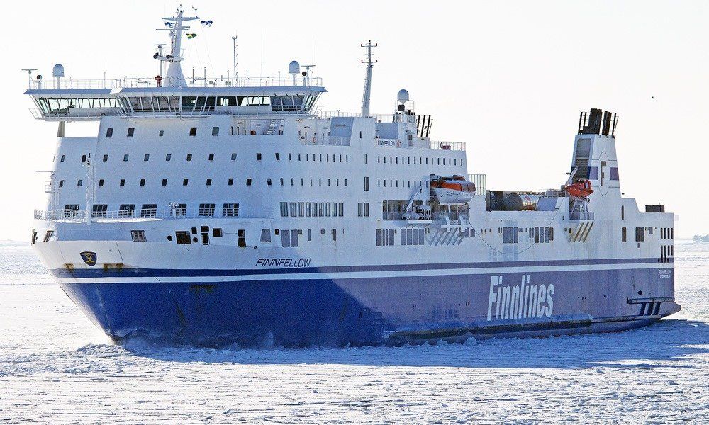 Een grote wit-blauwe veerboot,