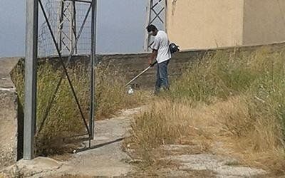 uomo scavando nella zona residenziale vuota