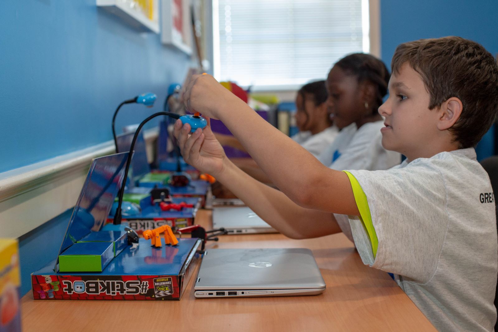kids building robots