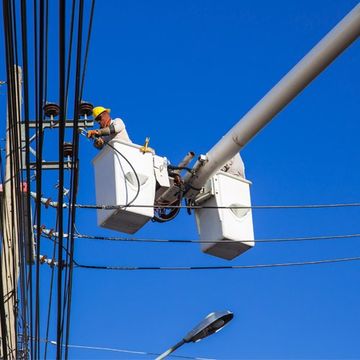 Gru per riparazione di impianti elettrici
