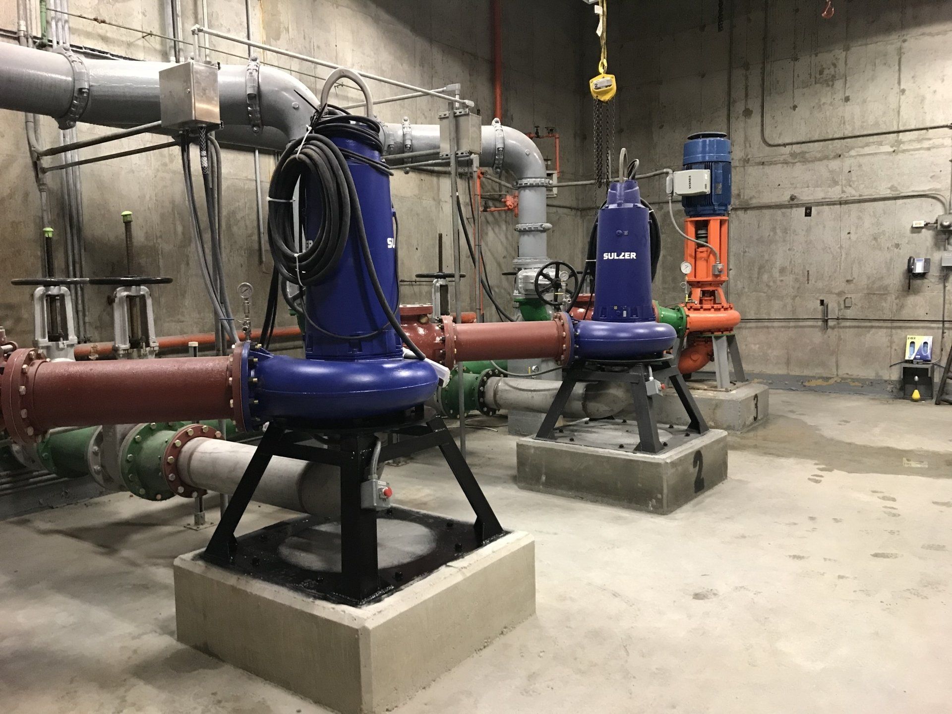 A room filled with lots of pipes and pumps.
