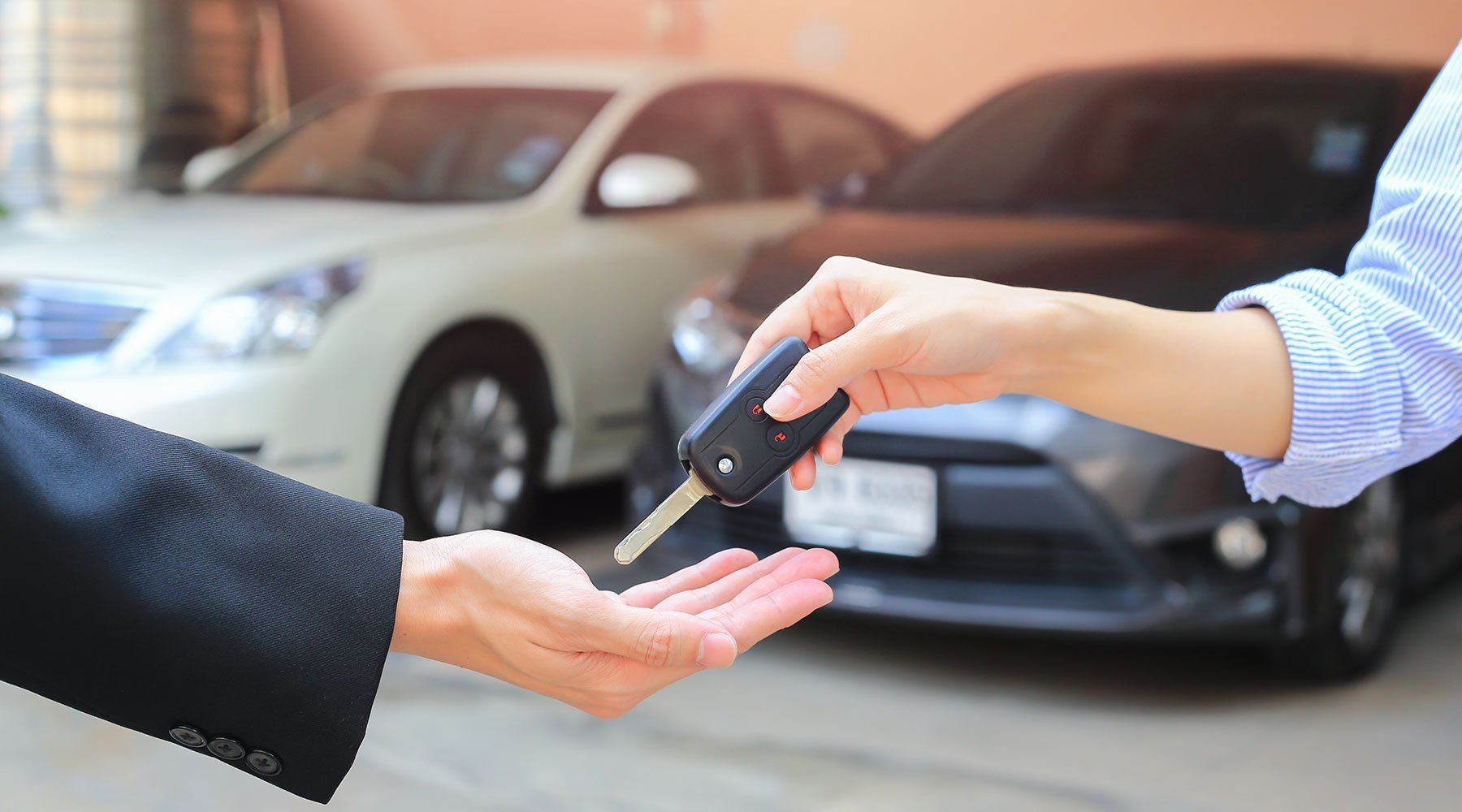 cliente mentre riceve le chiavi della sua nuova auto