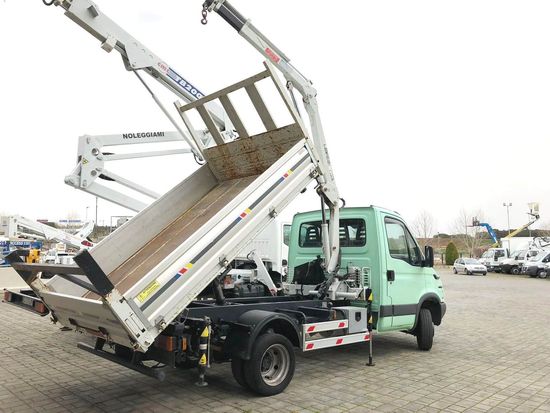 camioncino con piattaforma aerea