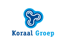 Het logo van Koraal Groep met een blauw abstract embleem en blauwe tekst op een witte achtergrond.