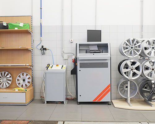 dei cerchi e un macchinario in un officina