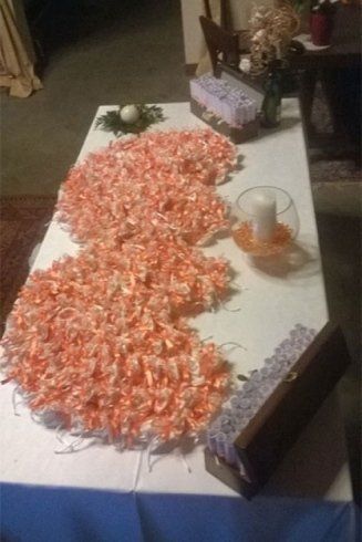 Tavola abbellita con fiori e candele