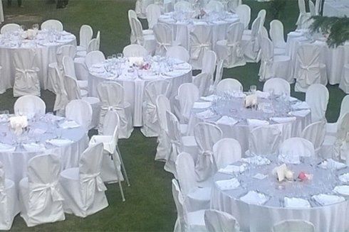 Tavole pronte per le celebrazione nel giardino