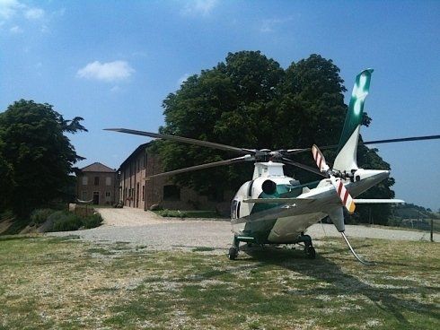 piccolo elicottero in un campo