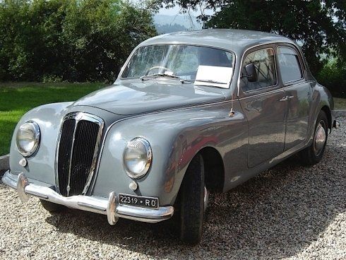 auto d’epoca grigia
