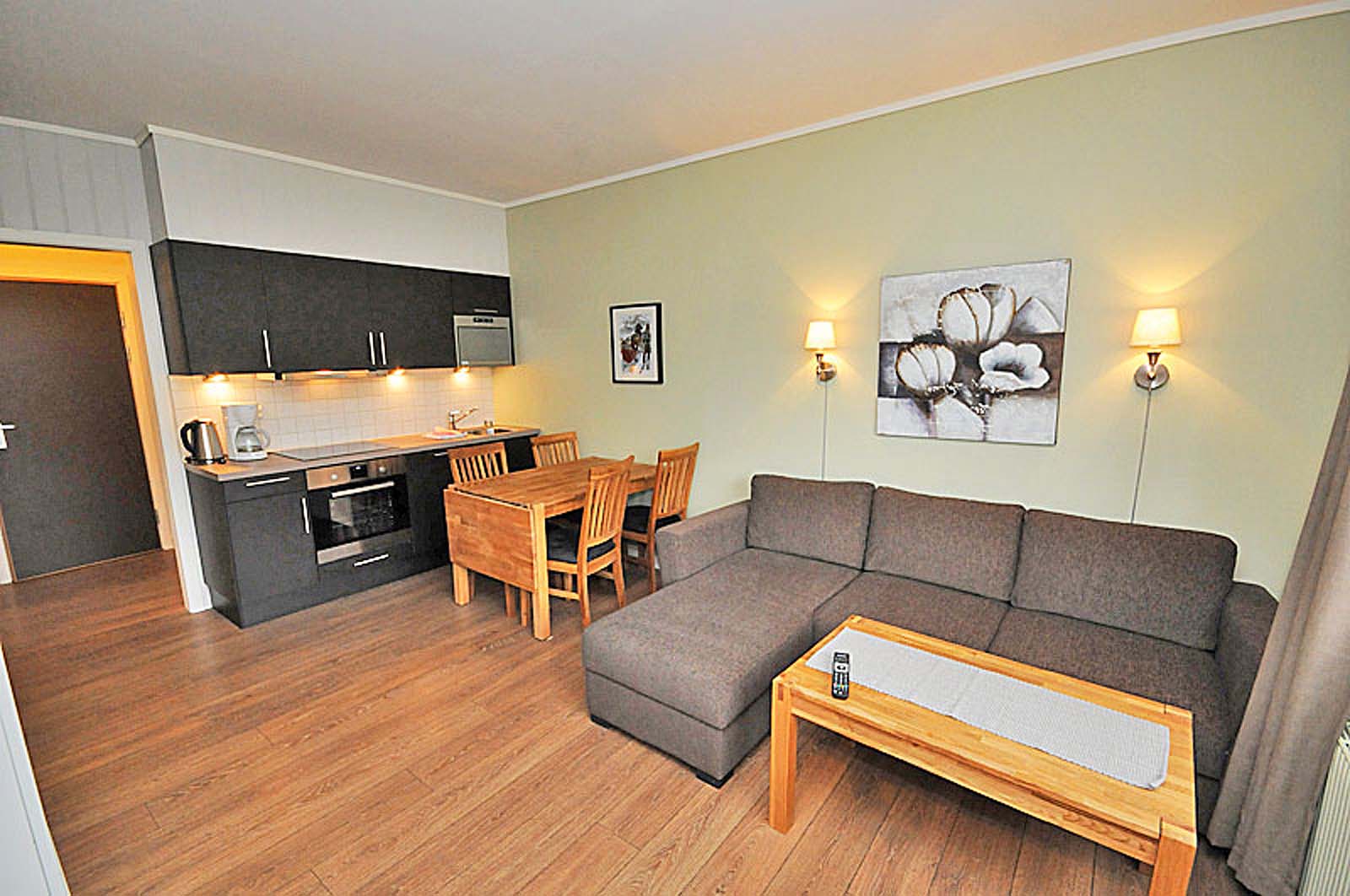 En stue med sofa , bord og stoler.