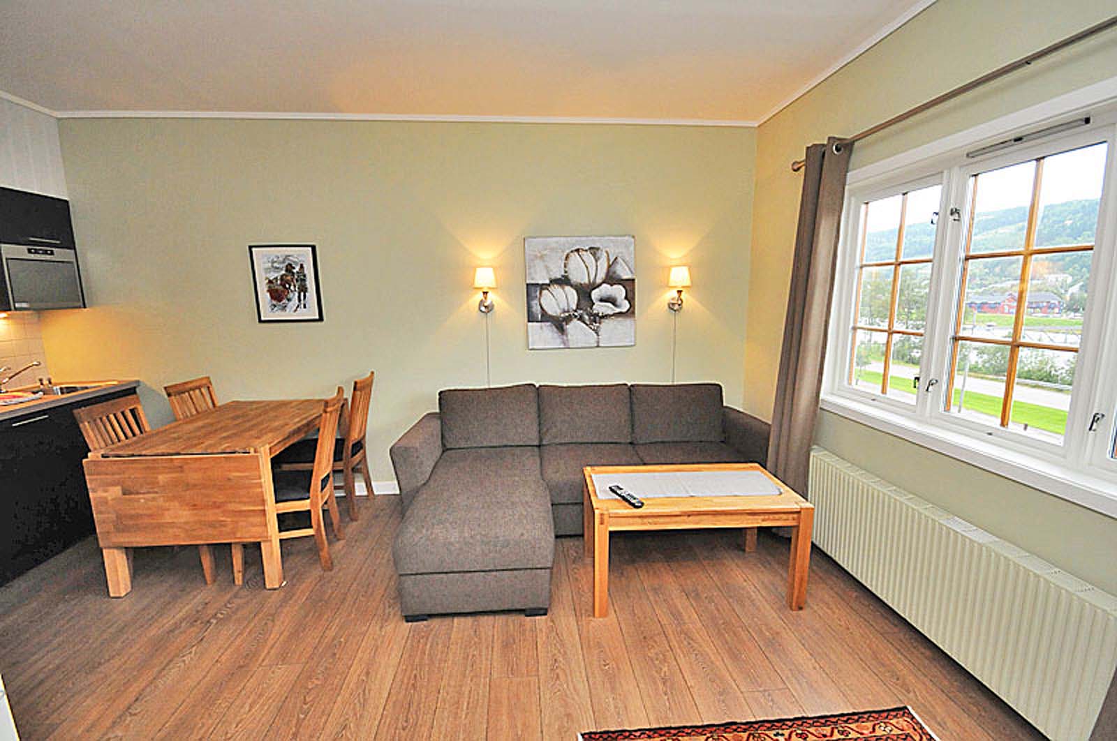 En stue med en sofa et bord og stoler