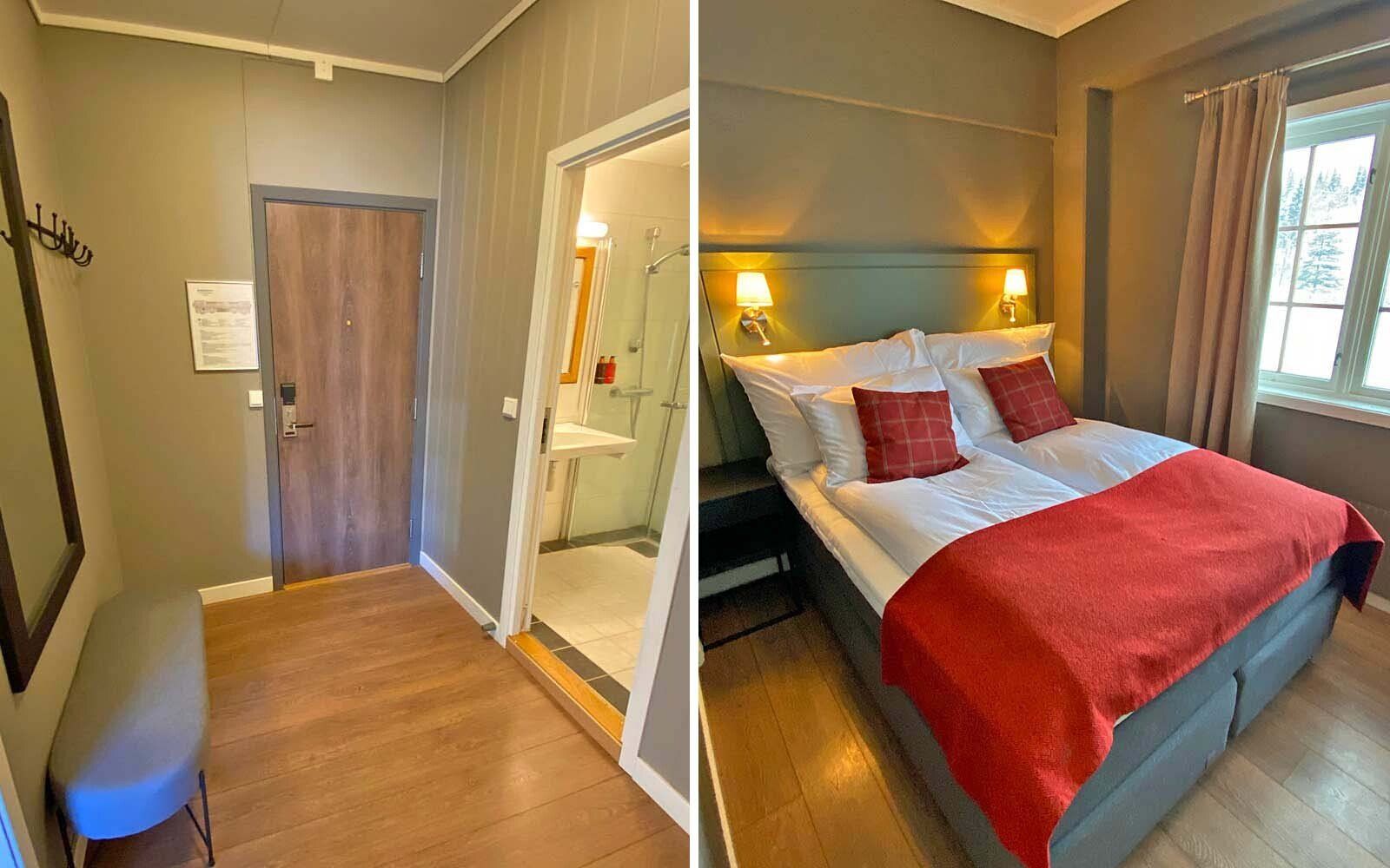 Et hotellrom med seng og bad.