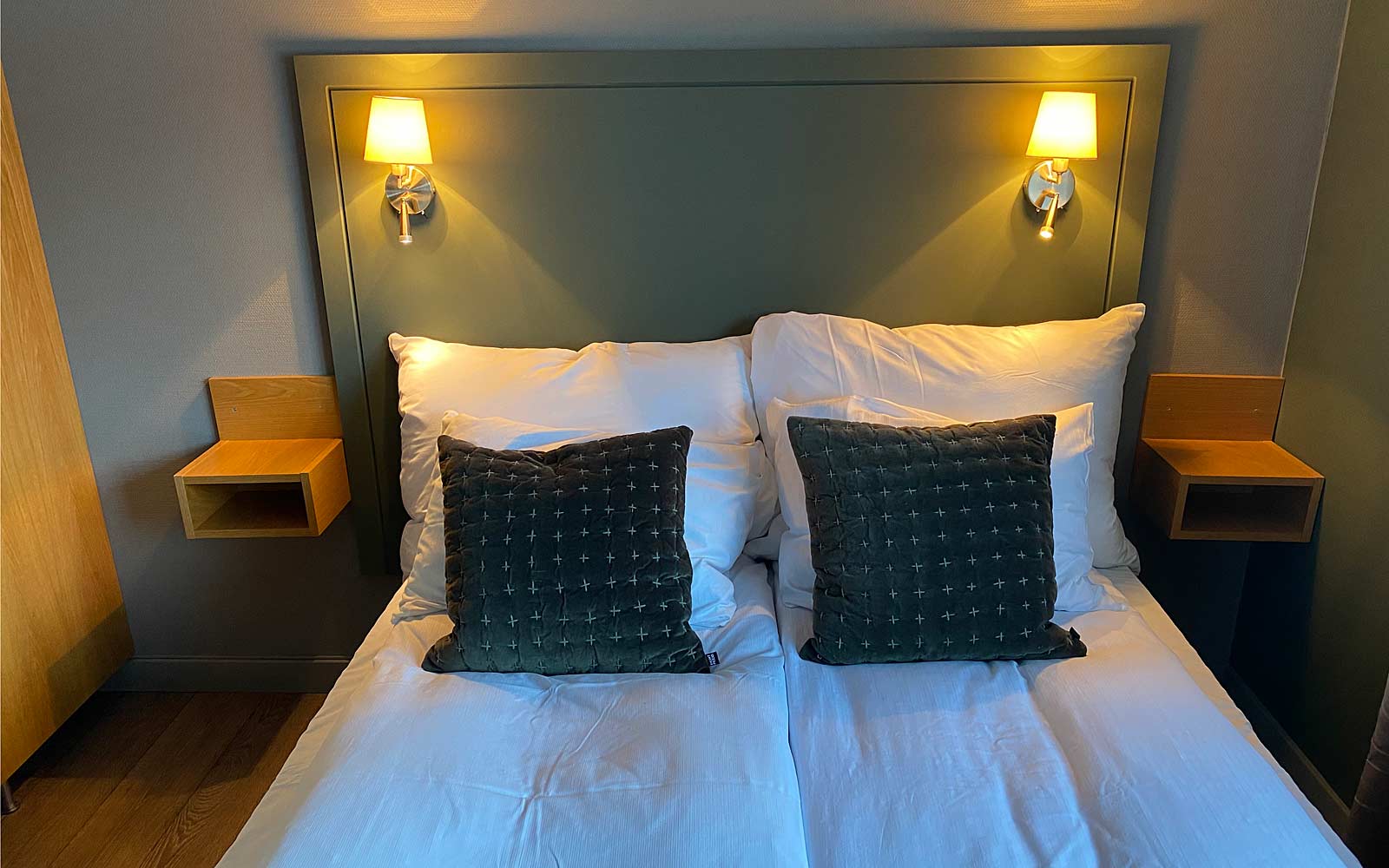 Et hotellrom med en seng og to nattbord.
