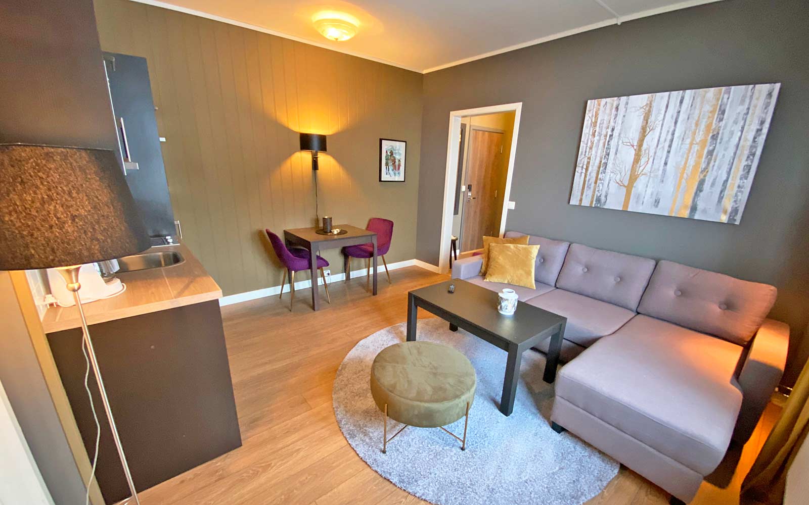 En stue med sofa , bord og stoler.