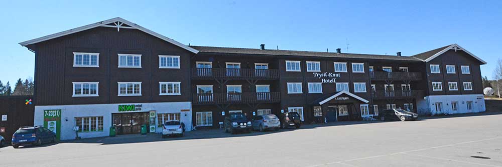 En stor brun bygning med mange vinduer